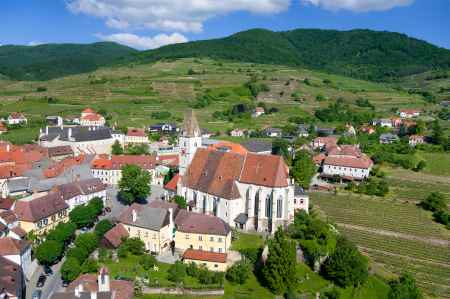 Luftaufnahme von Spitz-Zentrum rund um die Kirche mit Schloss