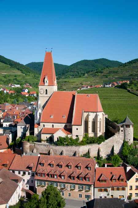 Luftaufnahme von Weissenkirchen mit Kirche und Weingrten.